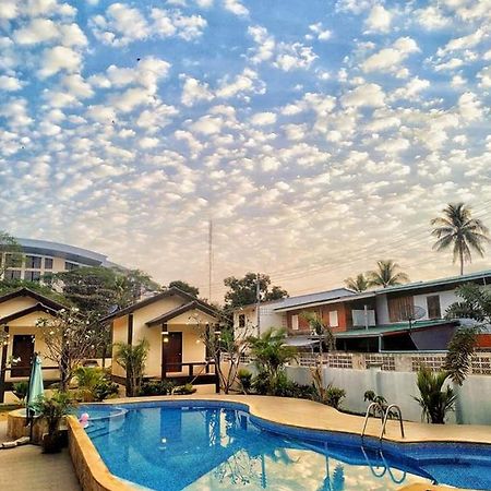Sunray Guesthouse สุนันท์บ้านพักริมคลอง Утхайтхані Екстер'єр фото