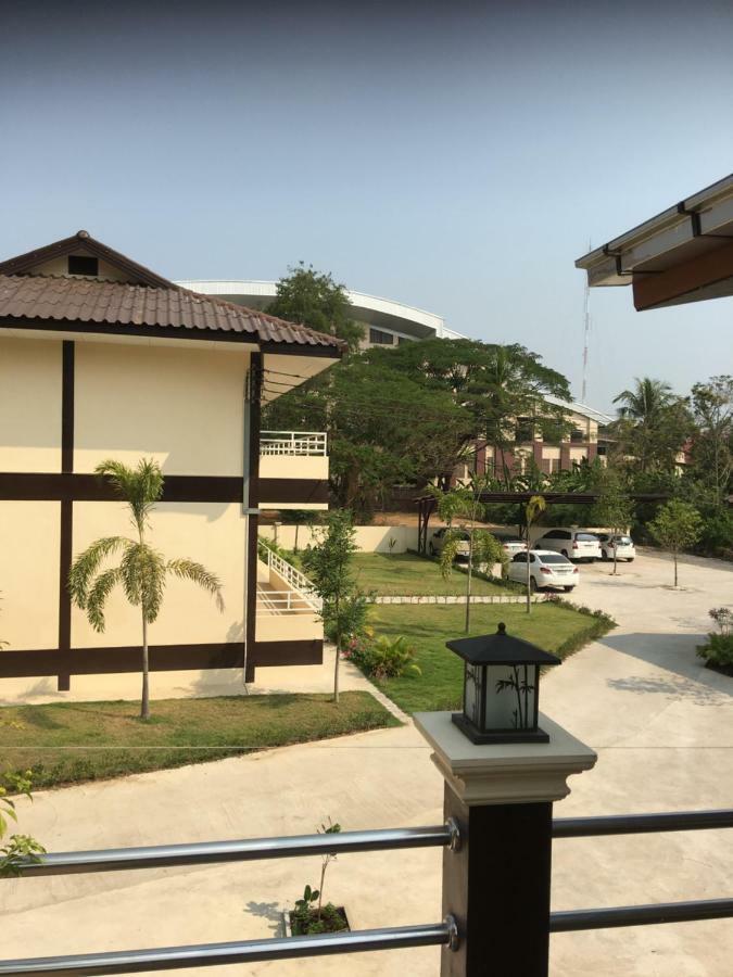 Sunray Guesthouse สุนันท์บ้านพักริมคลอง Утхайтхані Екстер'єр фото