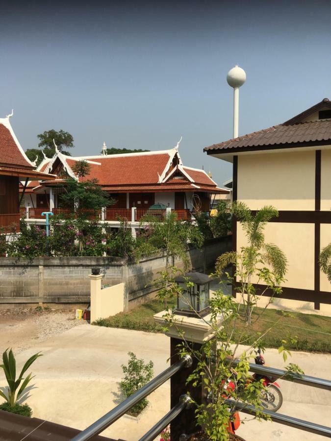 Sunray Guesthouse สุนันท์บ้านพักริมคลอง Утхайтхані Екстер'єр фото